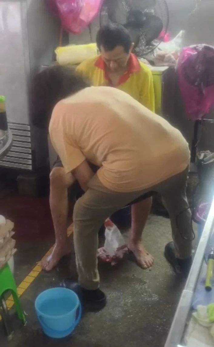 Penang CKT hawker vomits blood (2)