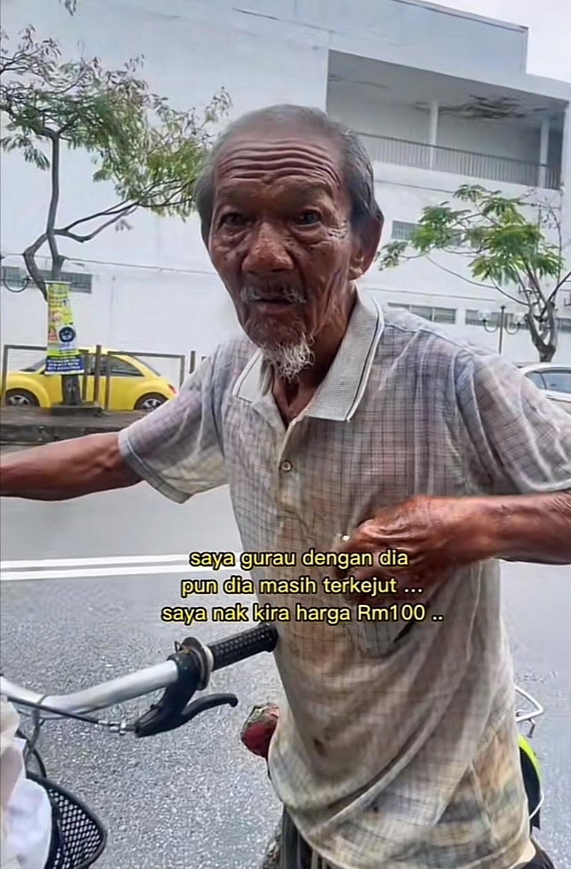 Penang nasi lemak seller gifts 85yo uncle a brand new bicycle & his reaction is priceless