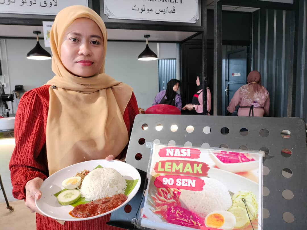 Penang nasi lemak seller maintains rm0. 90 price to offer affordable meal amid tough times | weirdkaya