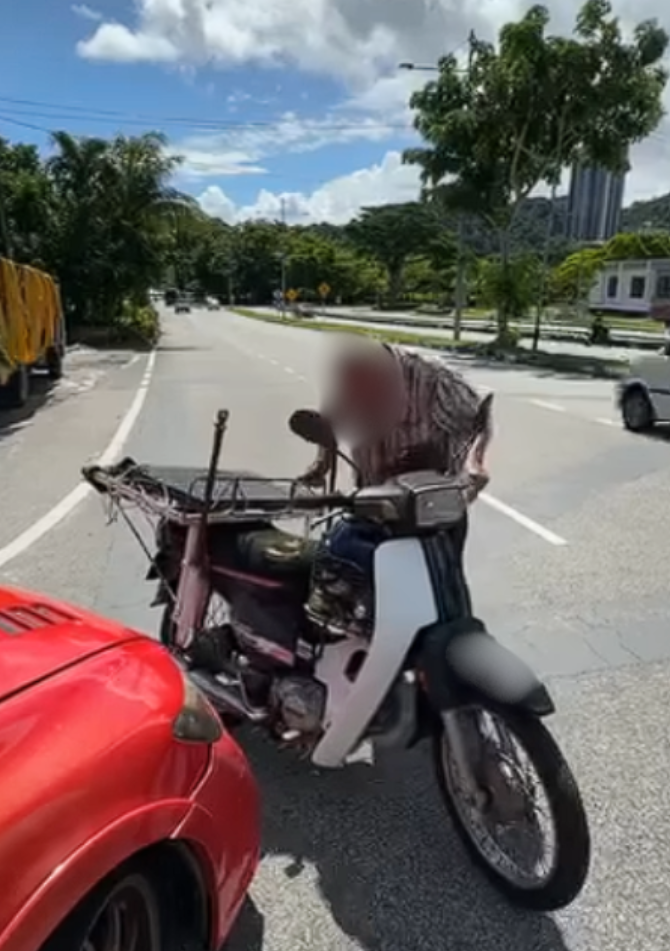 Penangite crash into car against traffic (1)