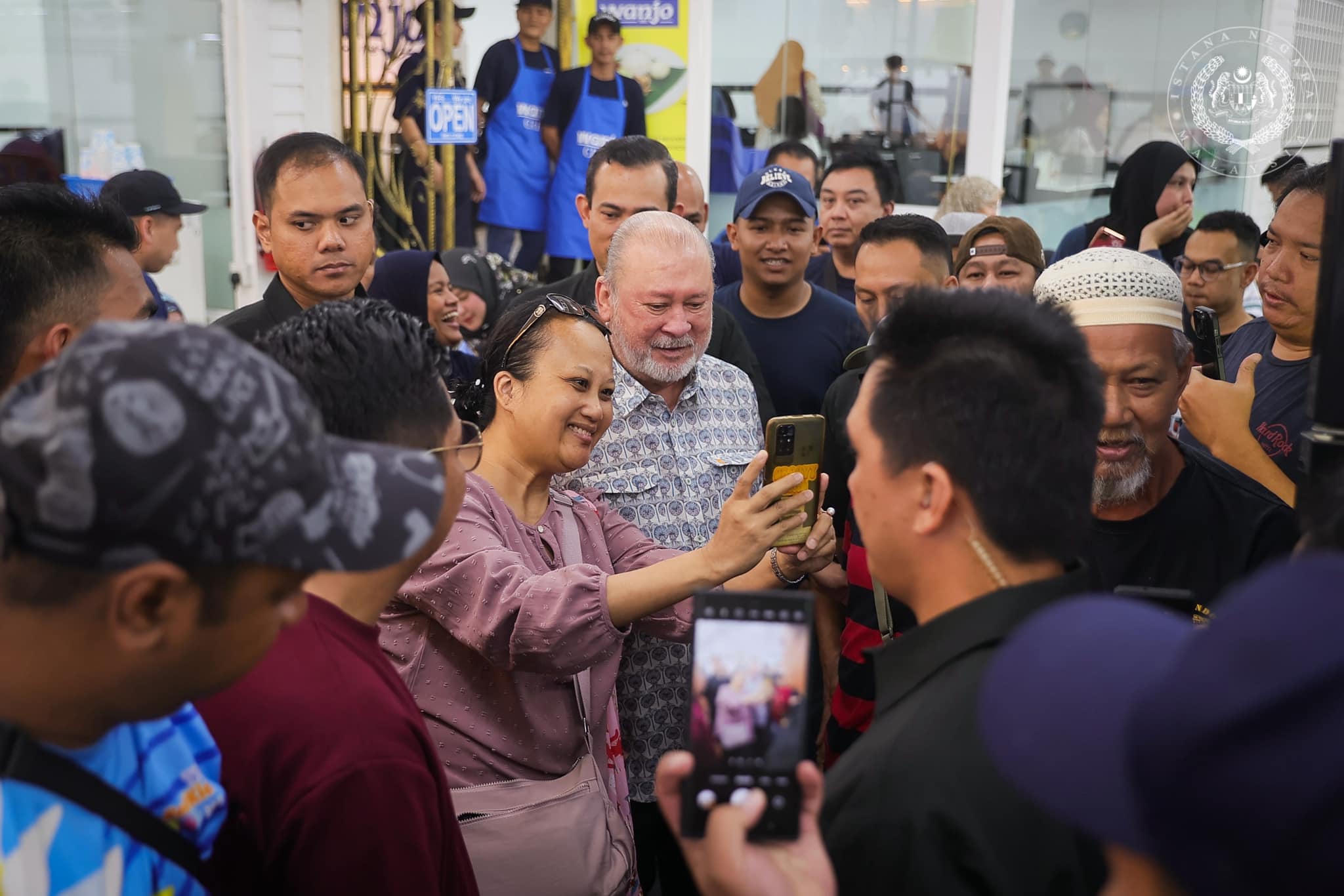People taking selfie with yang di-pertuan agong, sultan ibrahim