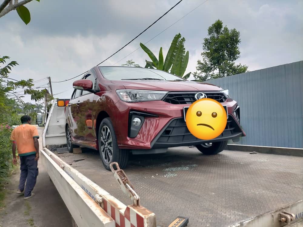 M'sian woman's perodua bezza being towed away