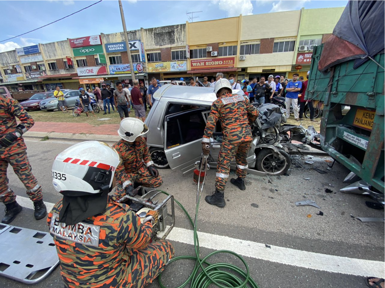 Perodua kancil crashes trailer