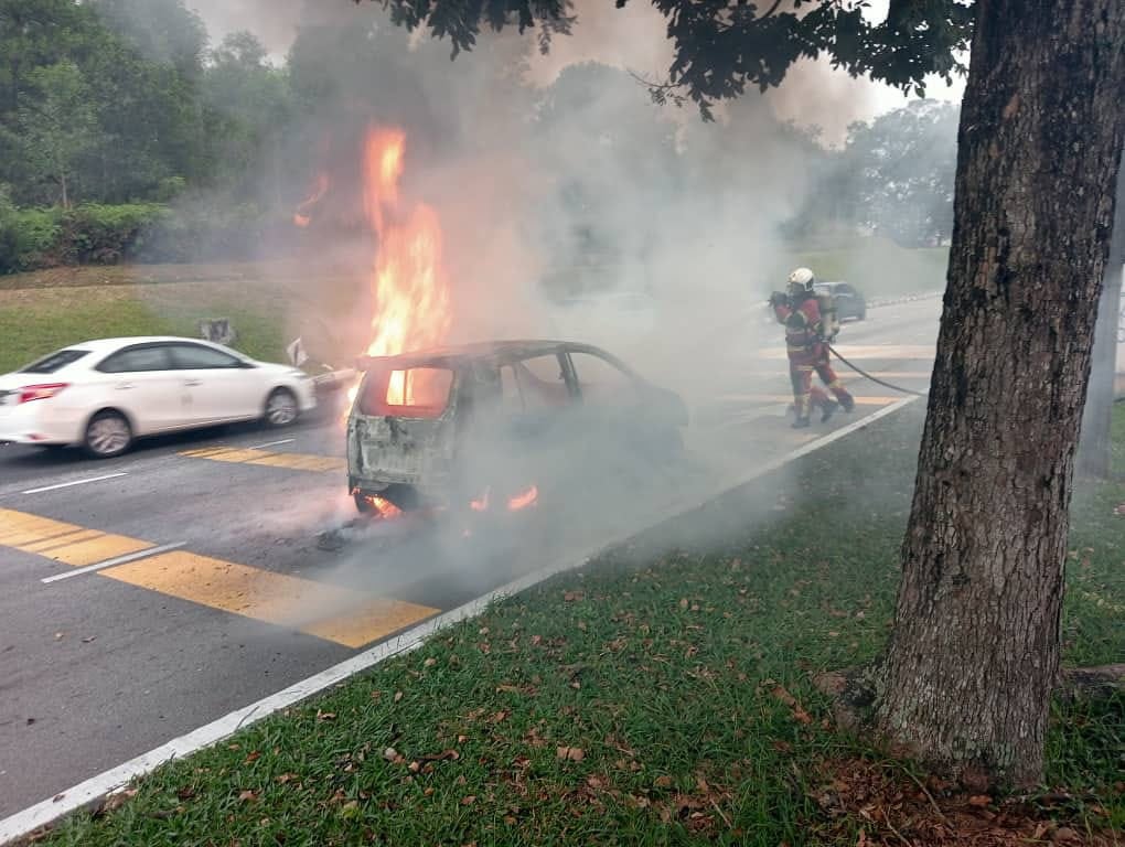 Perodua viva catches fire in bangi