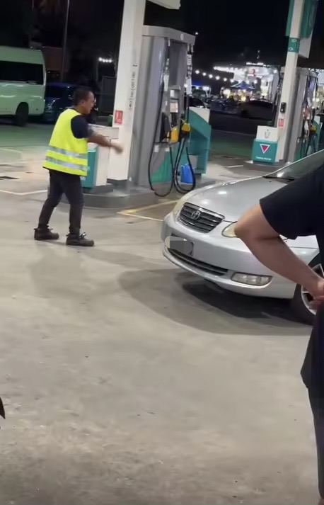 Petronas petrol station staff lectures driver for damaging fuel pump