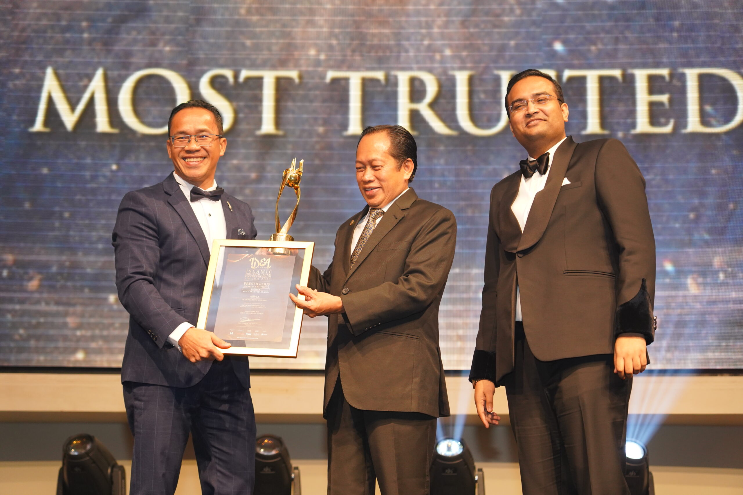 B ahmad maslan (center) presented the most trusted brand award to ahmad najib (left) from arvia at the islamic distinguished entrepreneur award (idea award) 2023