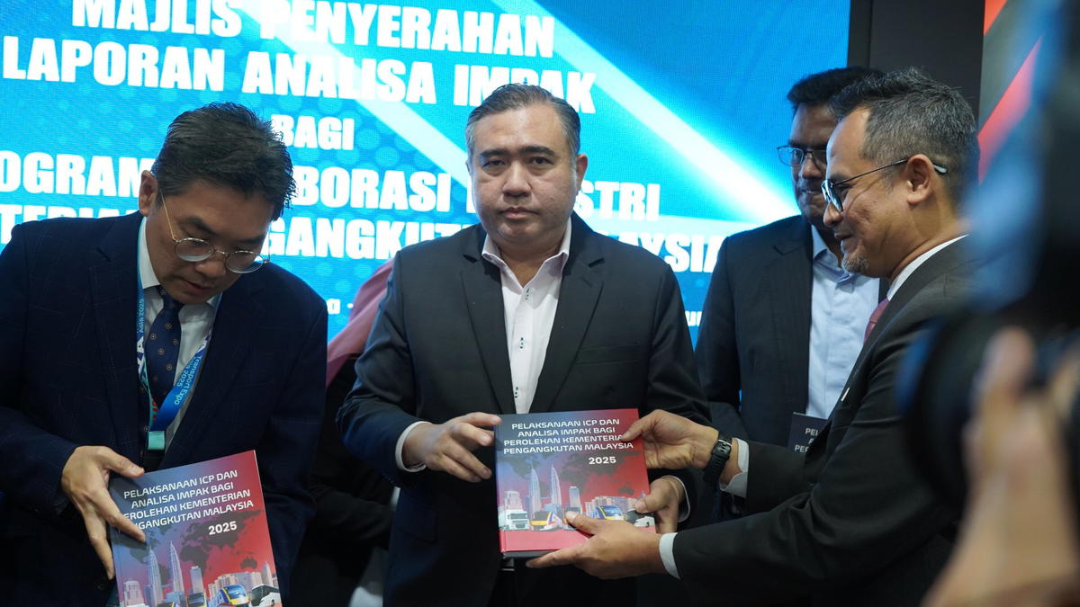 Transport Minister Anthony Loke Siew Fook (centre) at the ICP Impact Analysis Report handover to MOT ceremony at the Transport Expo Asia 2025.