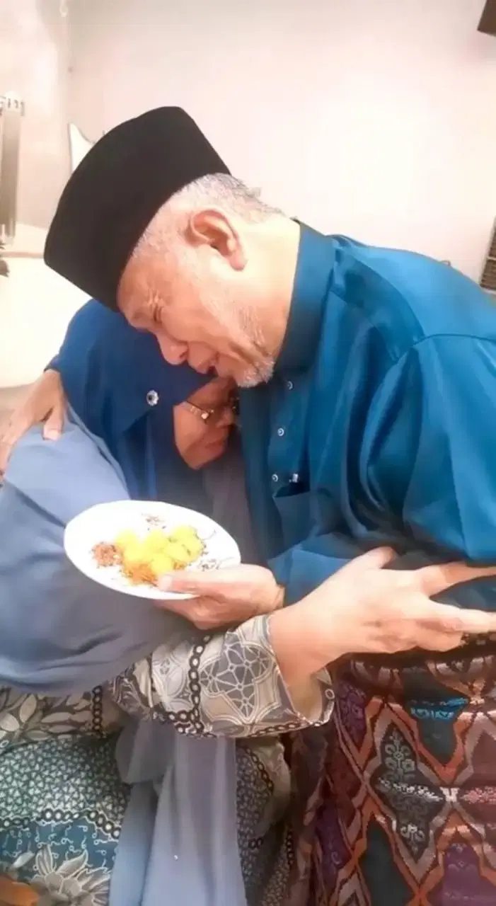 Fadzilah Kamsah suapkan makanan