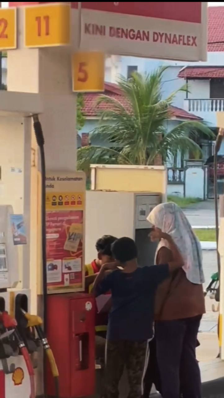 Ibu sambut hari jadi anak tercinta