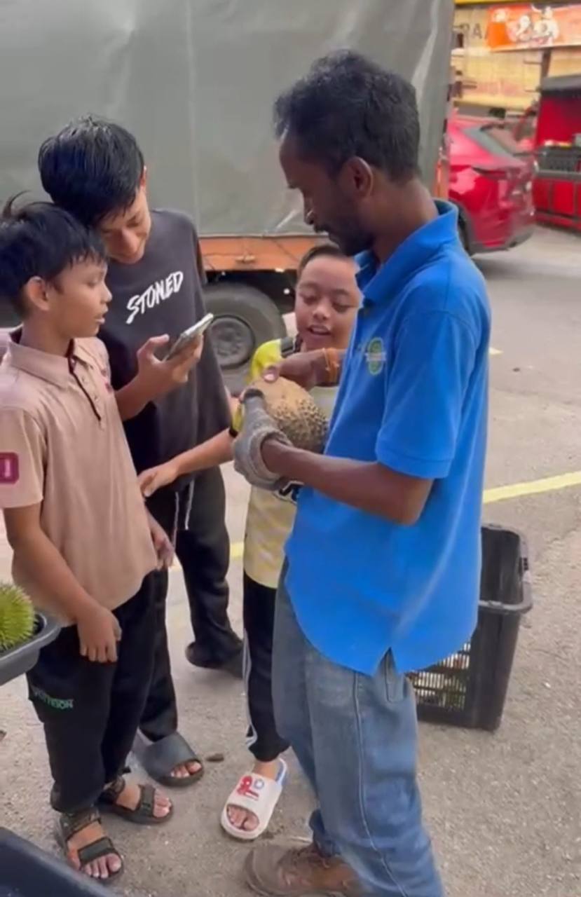 Peniaga beri Musang King percuma