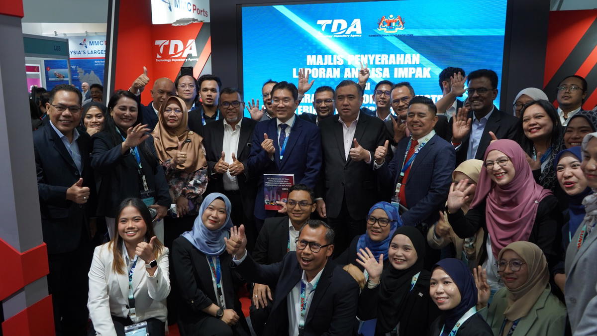 Photo 3-Transport Minister Anthony Loke Siew Fook (centre) at the ICP Impact Analysis Report handover to MOT ceremony at the Transport Expo Asia 2025.