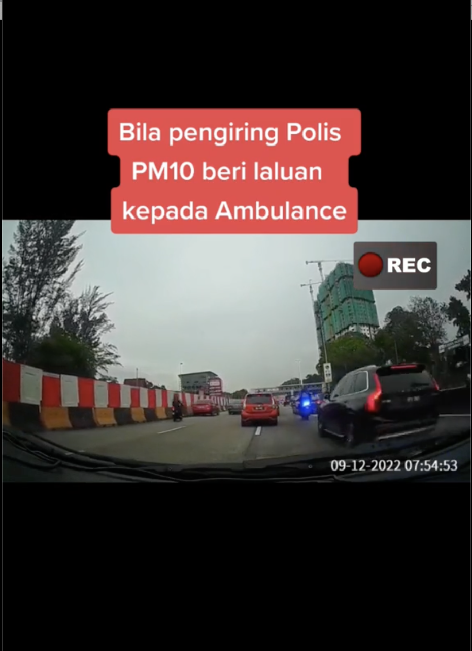 Pm anwar 'lends' his police escorts to give way for ambulance, wins praise online | weirdkaya