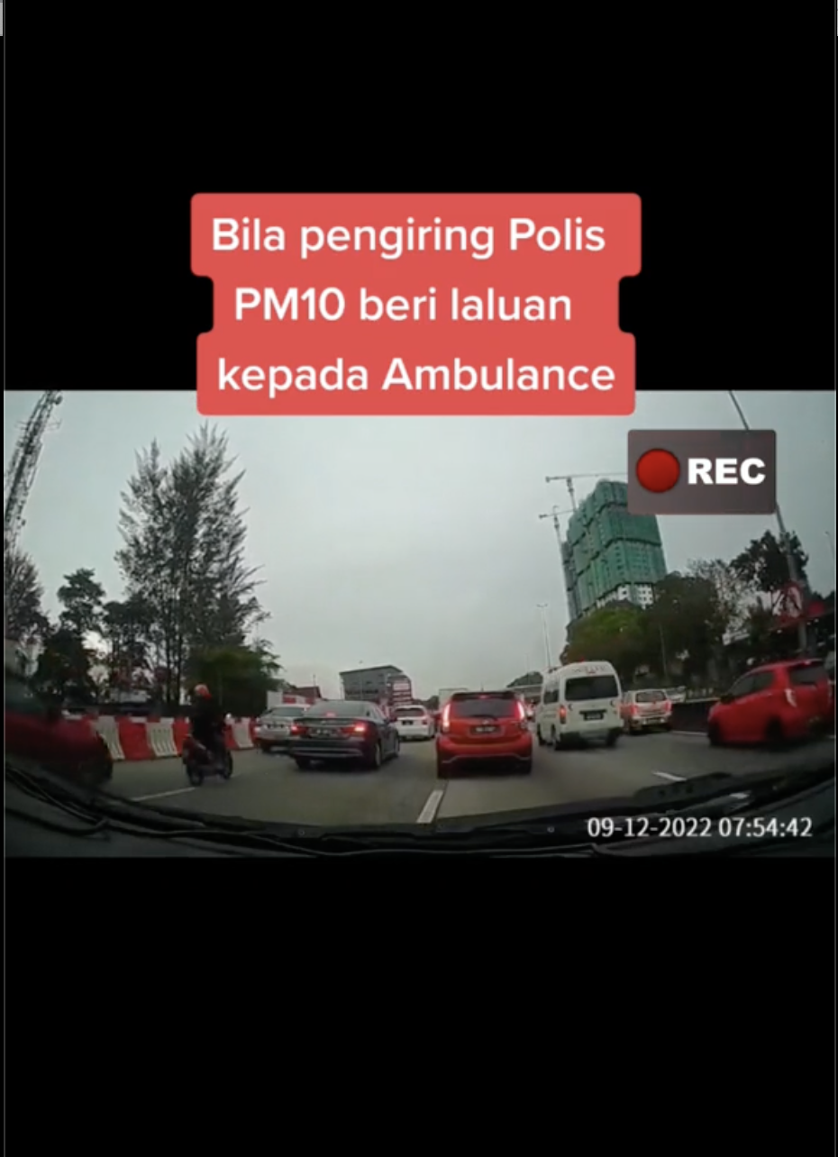 Pm anwar 'lends' his police escorts to give way for ambulance, wins praise online | weirdkaya