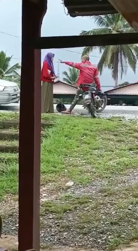 Kelantan man points aggressively at wife