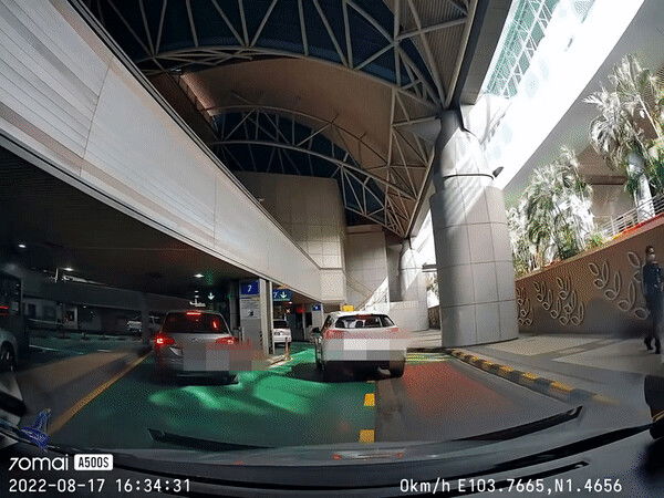 [VIDEO] 2 Men Seen Fighting At Immigration Counter Over Queue Cutting