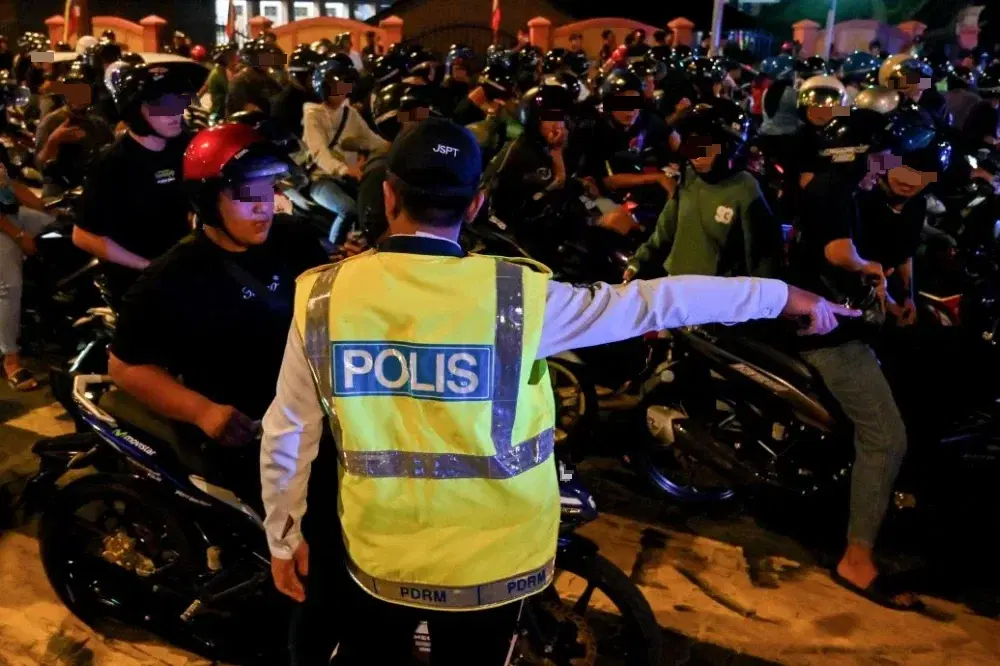 Police catching illegal racers in KL (1)