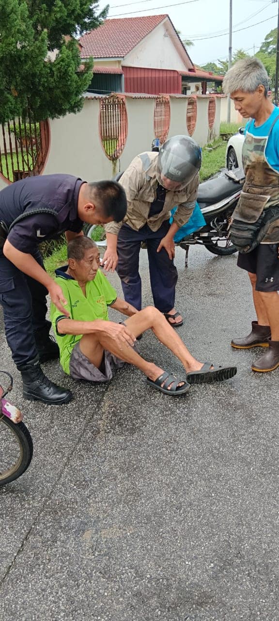 Police helping 70s old man taiping