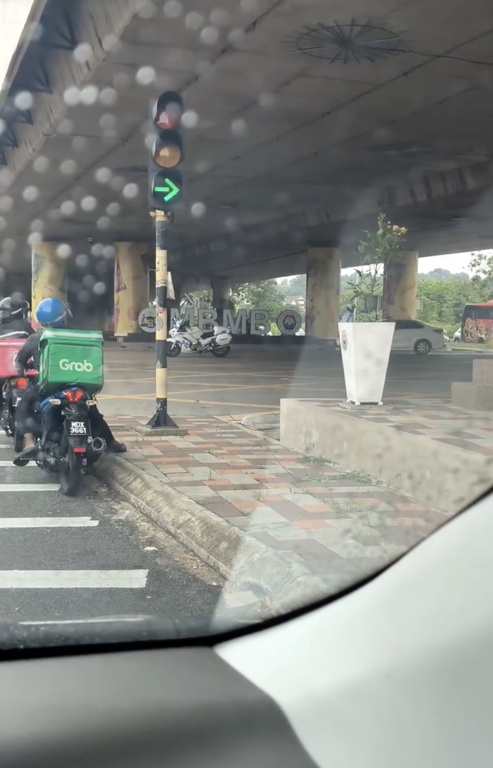 Police make way for VIP 1