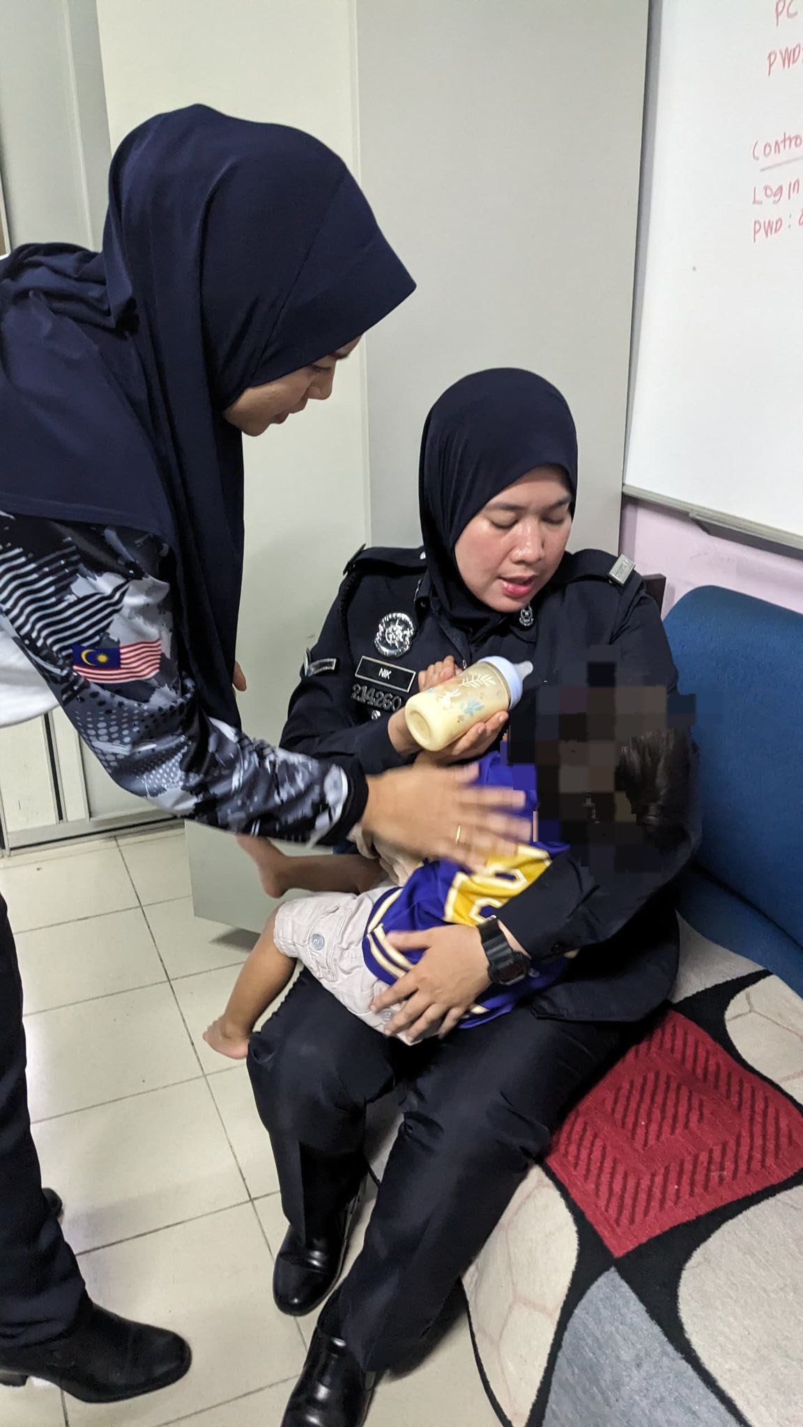 Police officers caring for 2yo in Raub 1