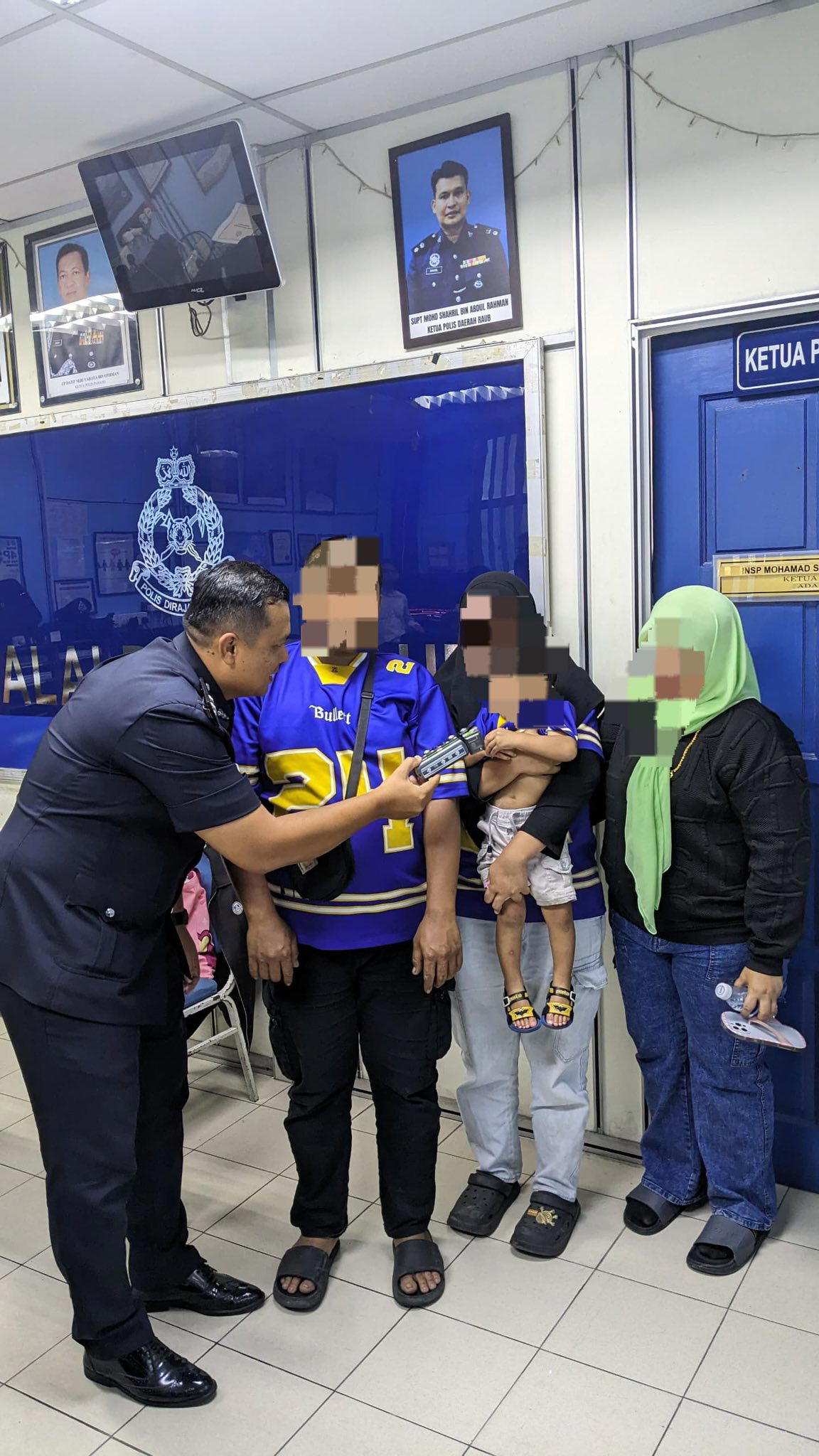 Police officers caring for 2yo in Raub 2
