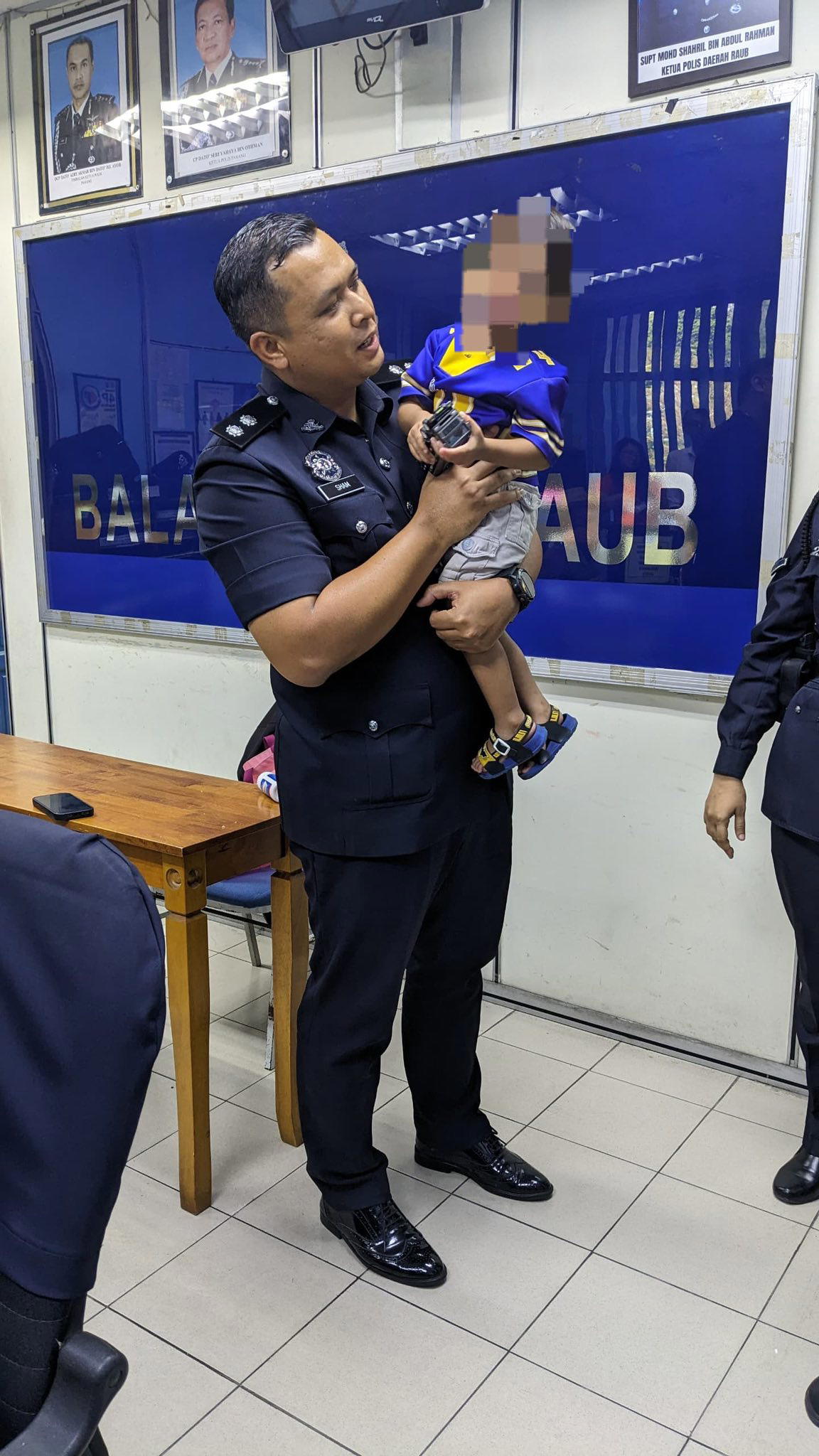 Police officers caring for 2yo in Raub 3