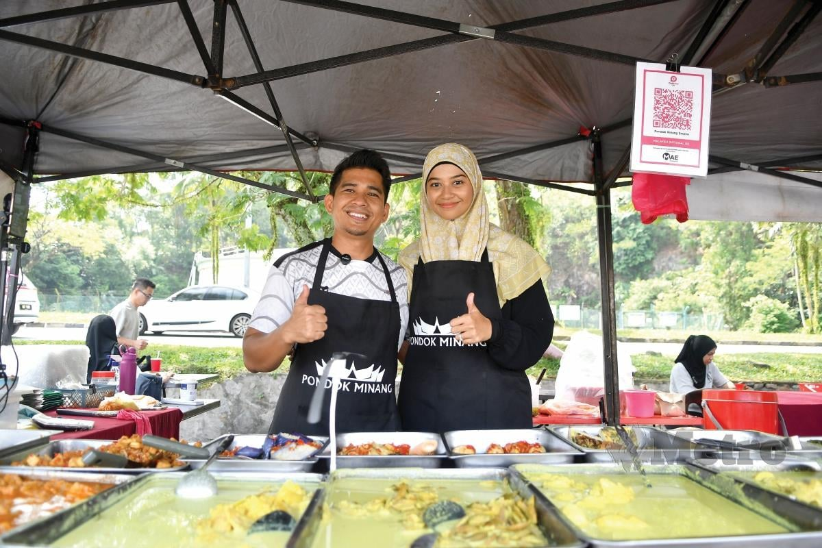 Putri nur shanee rosli and her husband at their food stall