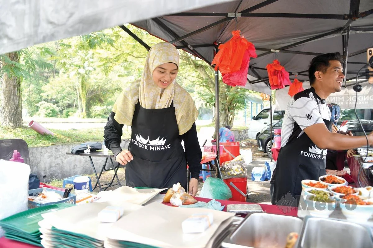 Putri nur shanee rosli working at her food stall