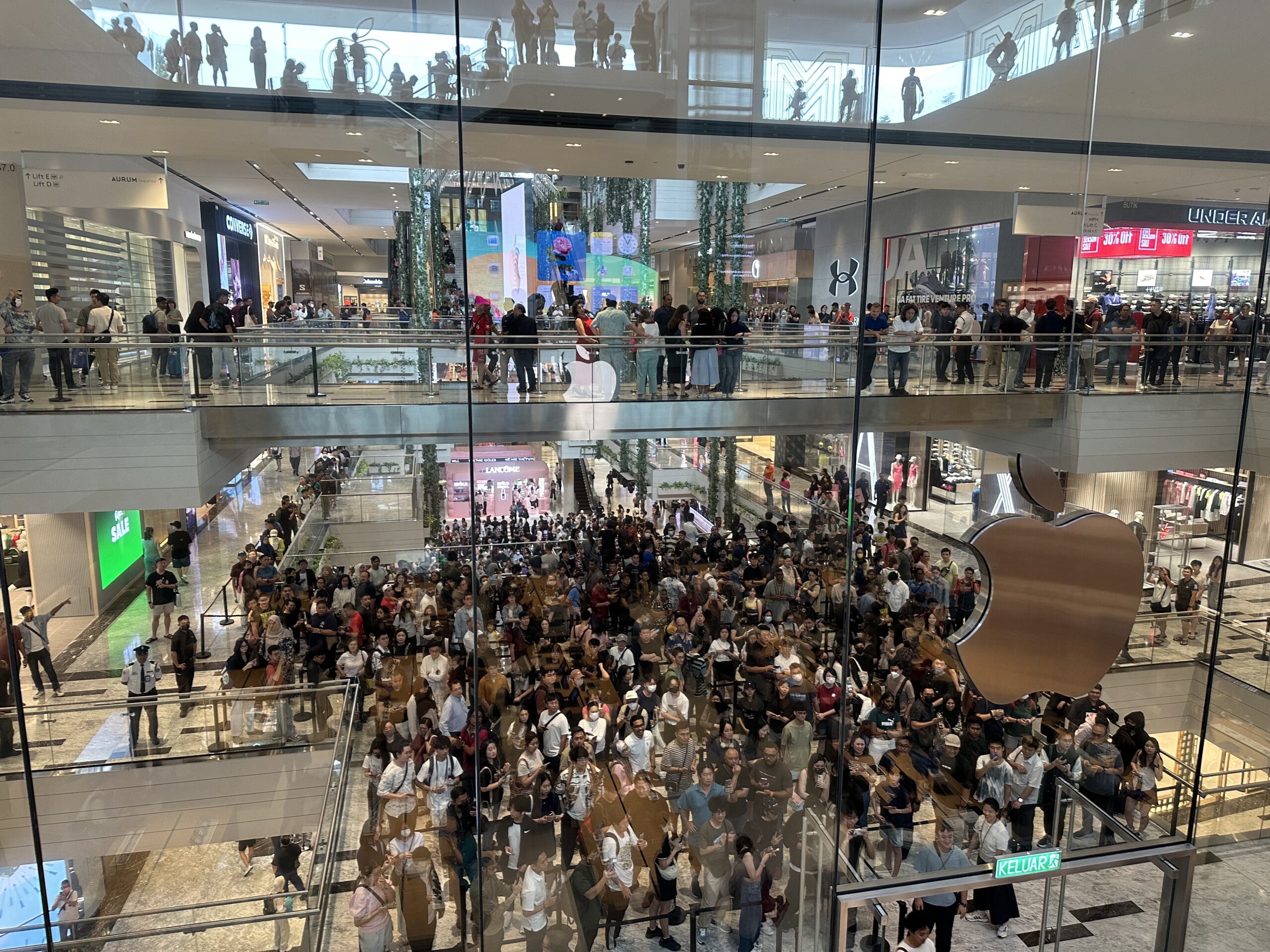 Huge crowd spotted at trx as many flock to visit first apple store in m’sia  | weirdkaya