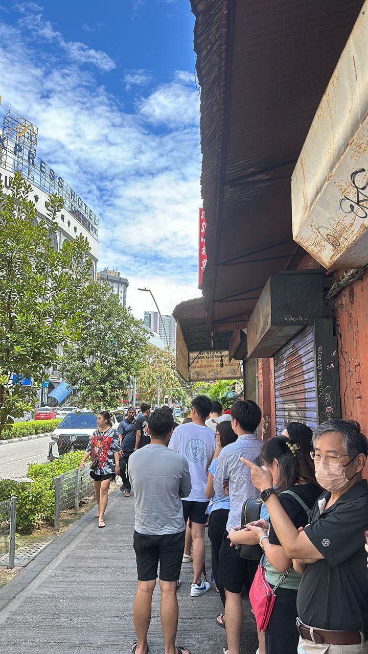 Queue at sin kiew yee beef noodles petaling street