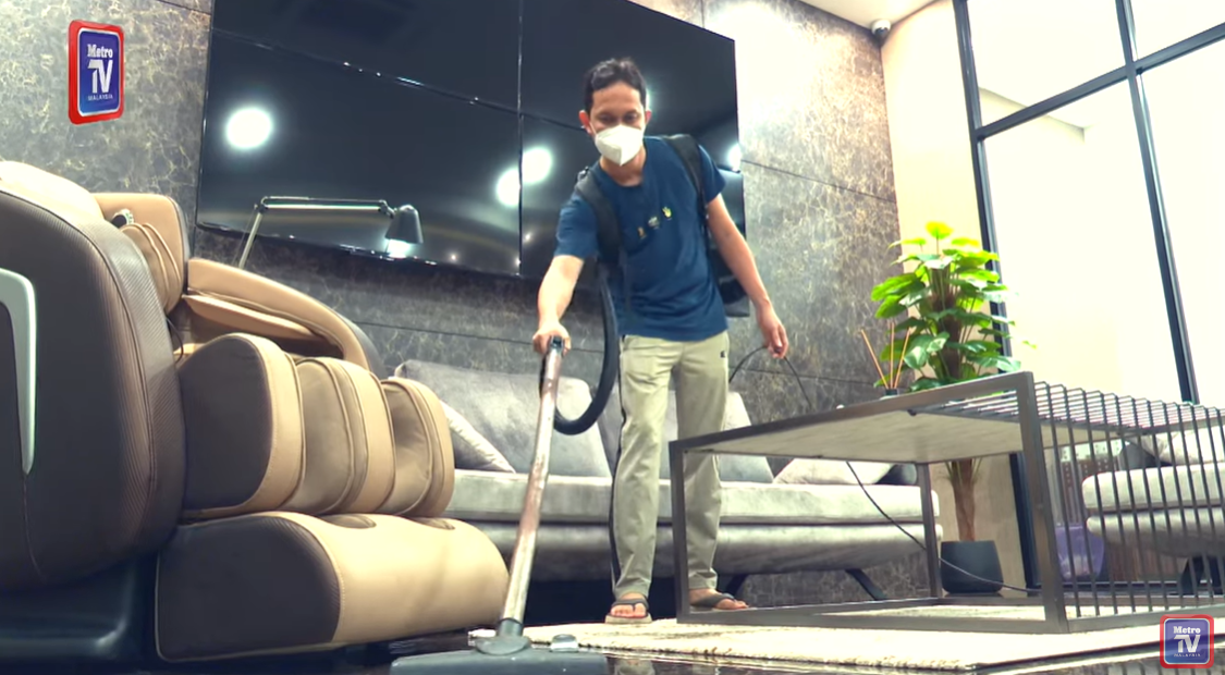 Raja mohd zulfadli cleaning a house