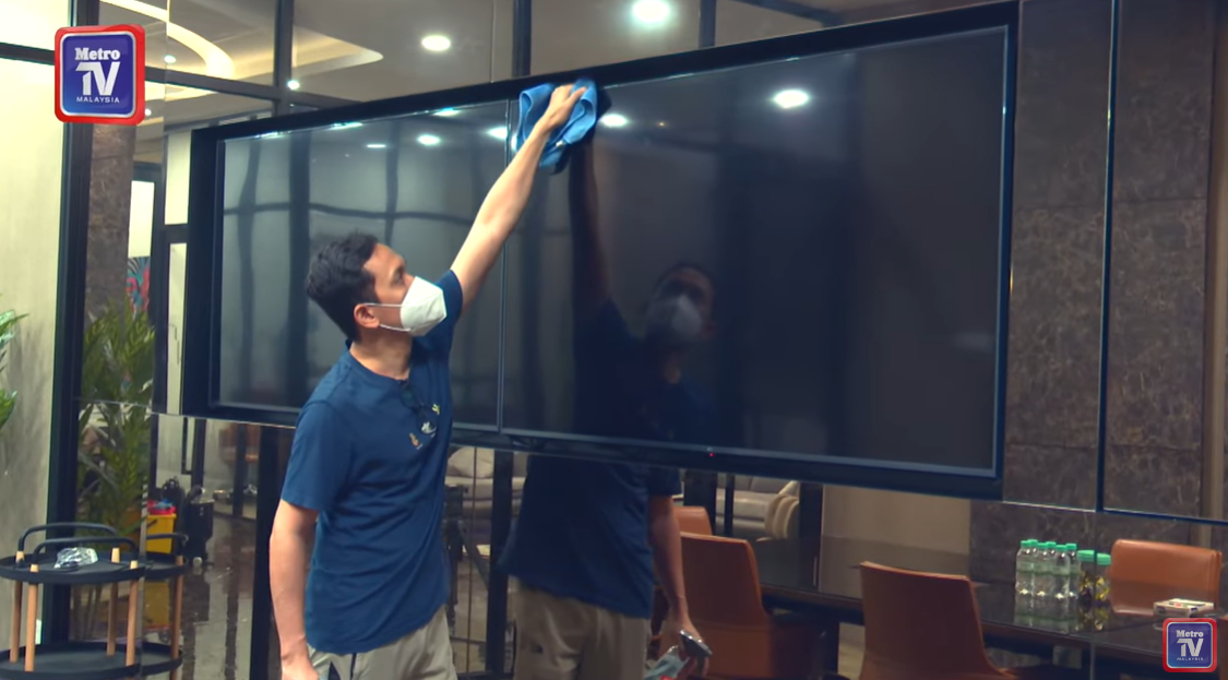 Raja mohd zulfadli cleaning the tv