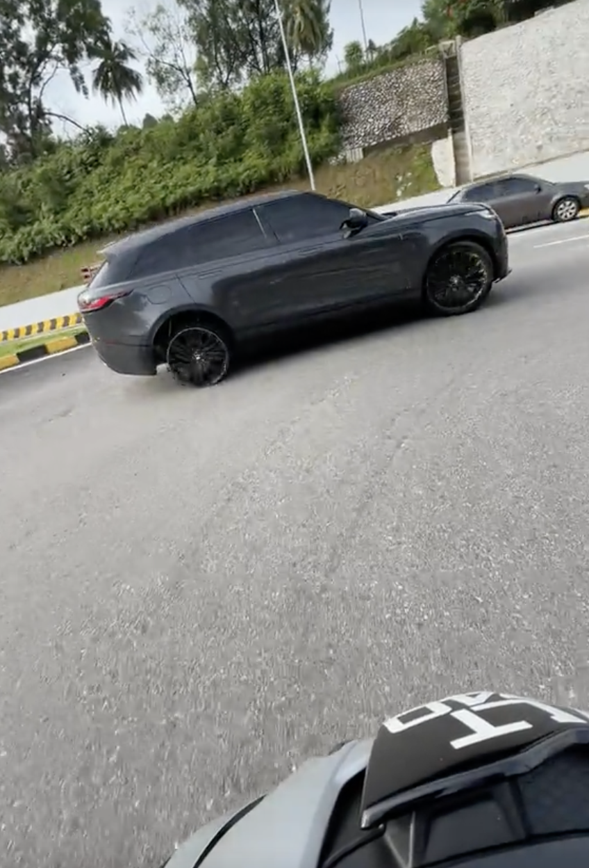 Range Rover driving with broken tyre