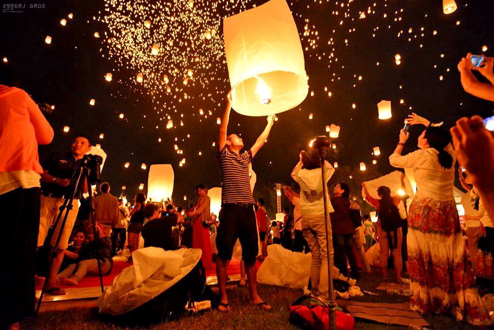 Pdrm officer tramples kongming lantern to stop it from flying during mid-autumn festival