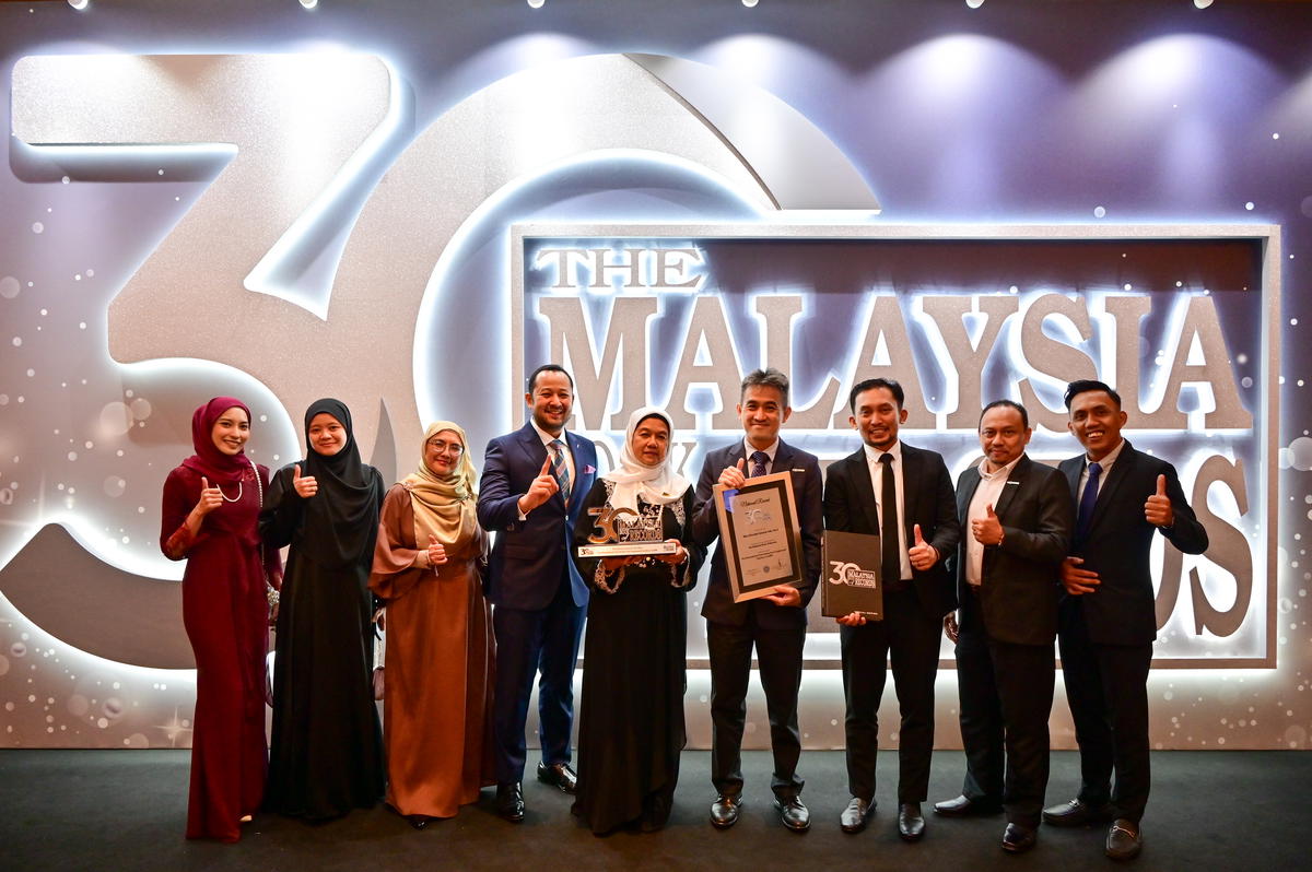 Representatives from Worldwide Entech Sdn Bhd witnessing the company's historic achievement in receiving the national record