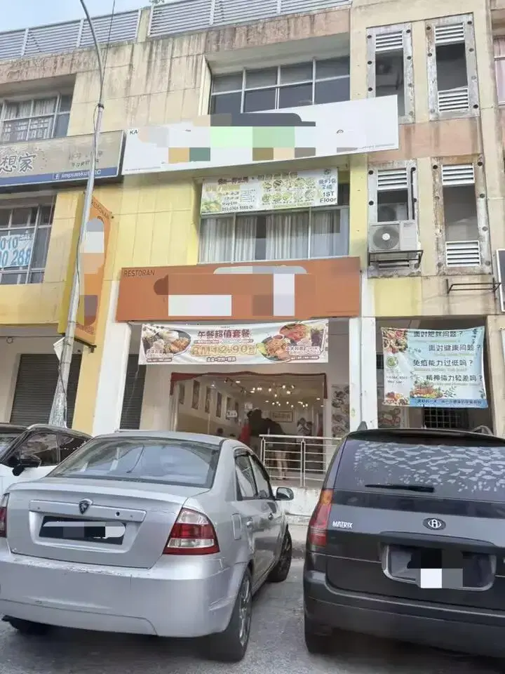 Restaurant accused of cooking spaghetti at dirty alley