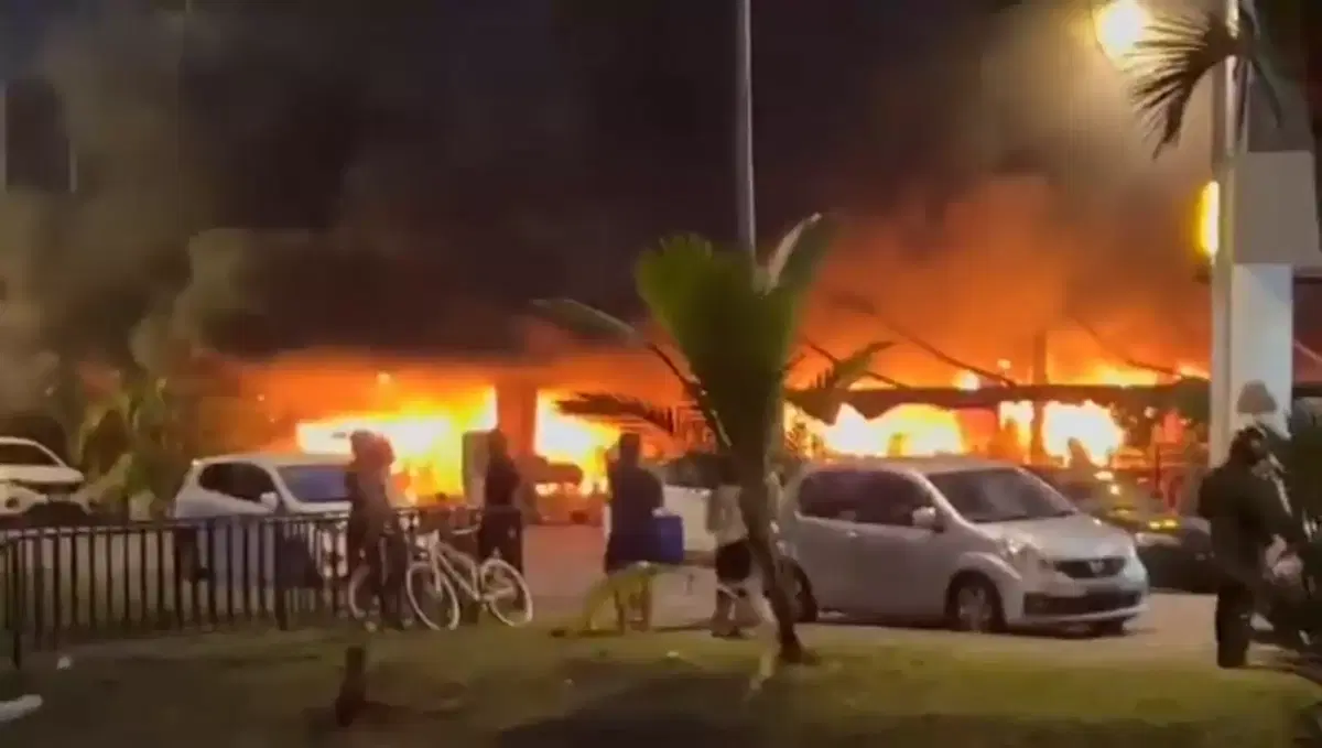 [video] kepong western food restaurant completely destroyed by fire