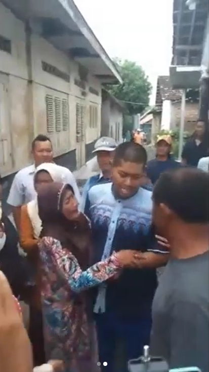 Indonesian man reunites with mother
