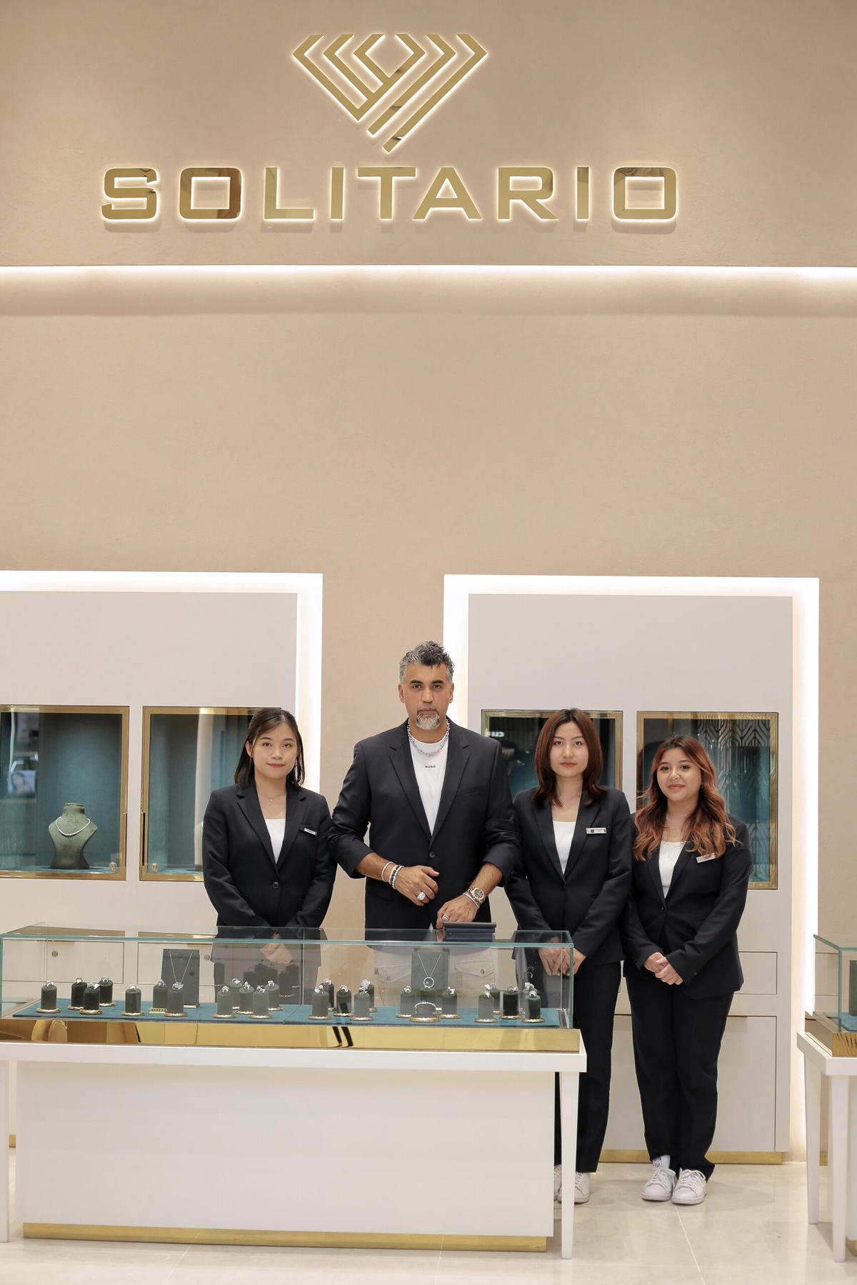 Ricky Vasandani CEO and Co-Founder Solitario with Solitario Team at New Store in Kuala Lumpur (1)