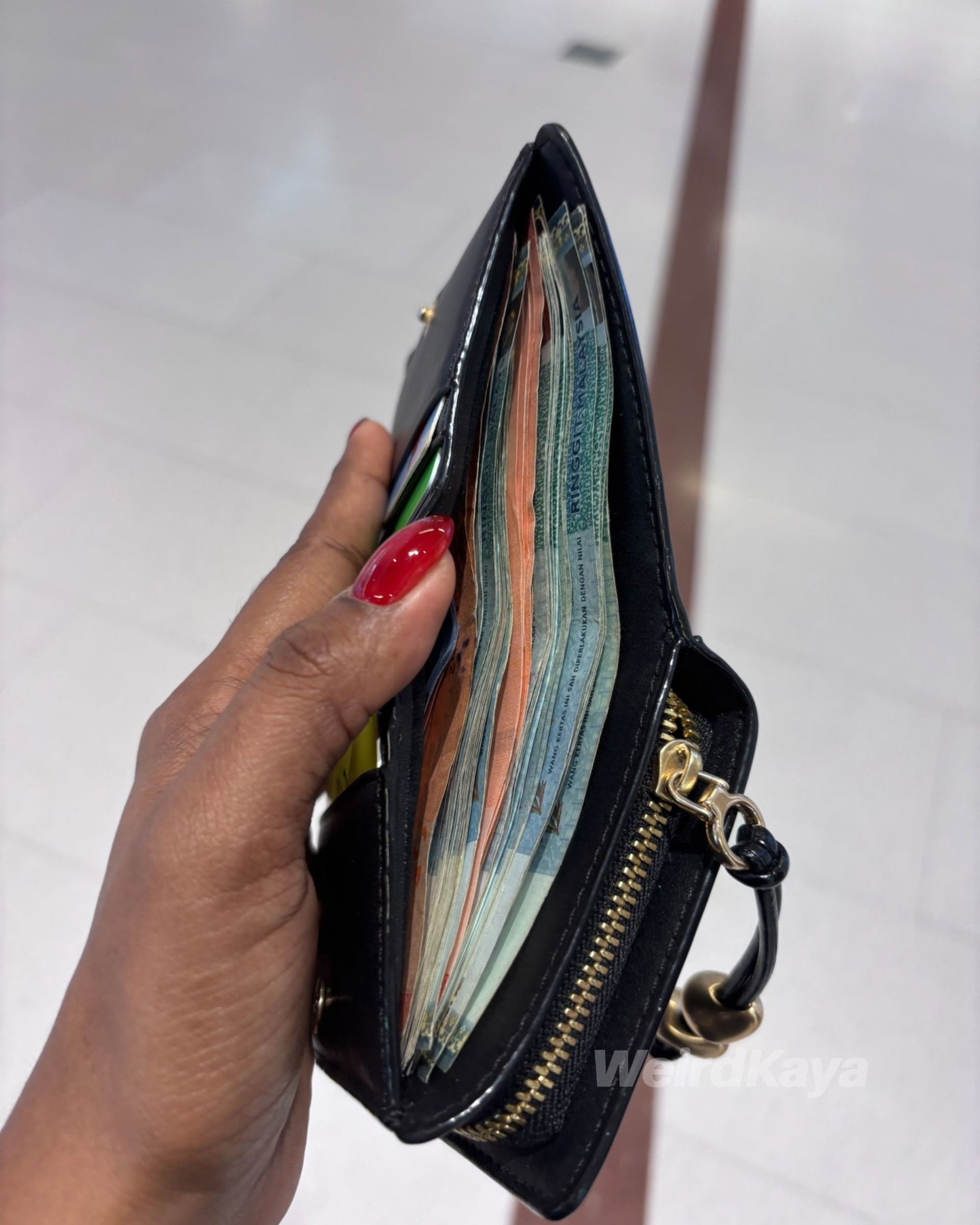 ringgit in purse (1)