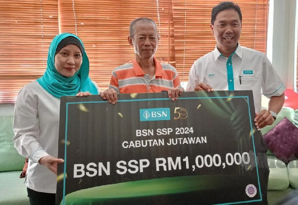Mohd nazri abd wazir poses with rm1mil mock cheque