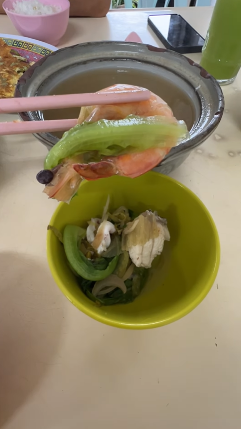 M'sian shows how little ingredients he got for rm27 seafood soup