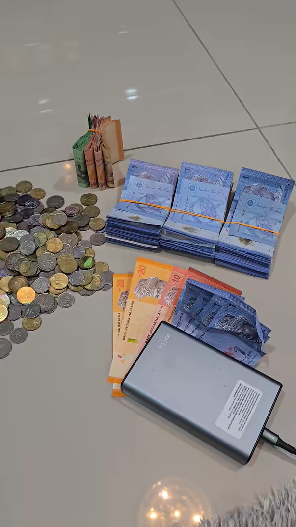 RM767 found inside school bag