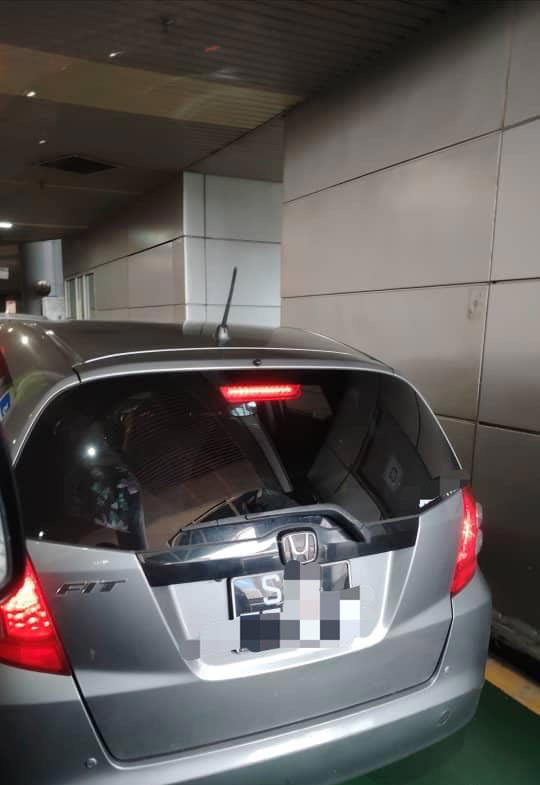 Man driving sg-registered car seen allegedly peeing at johor customs checkpoint | weirdkaya