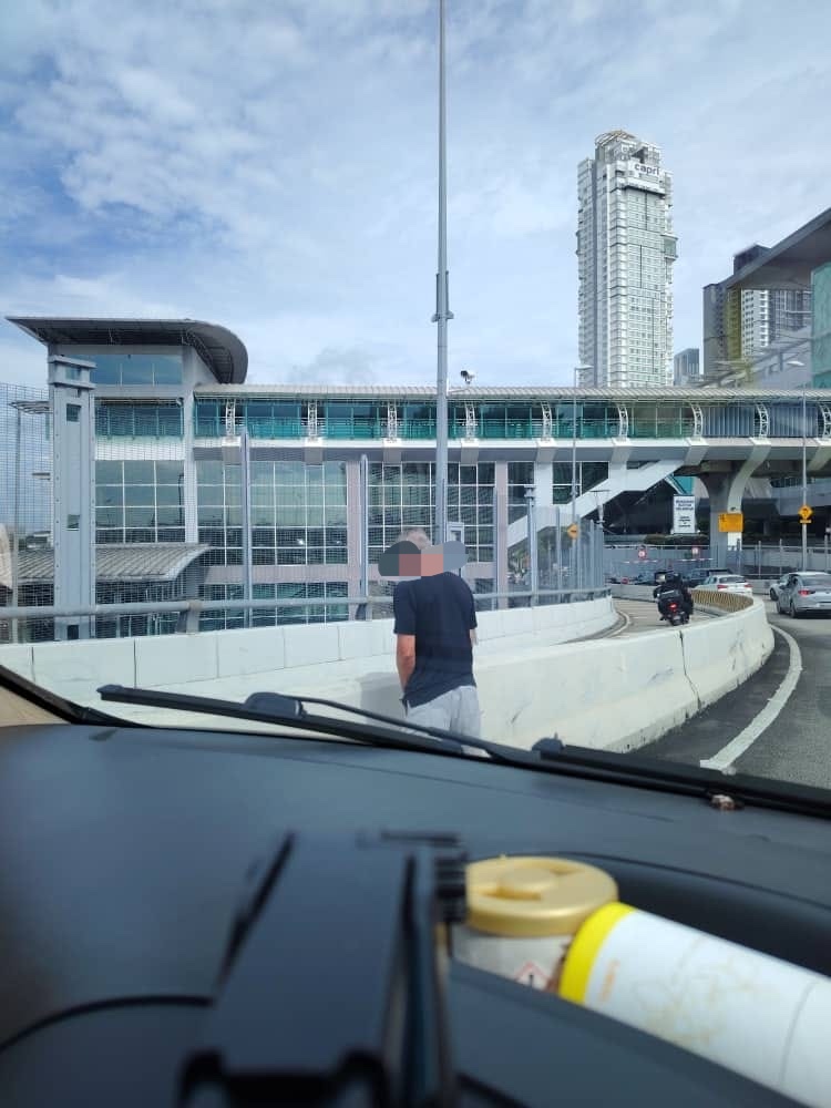 Man driving sg-registered car seen allegedly peeing at johor customs checkpoint | weirdkaya