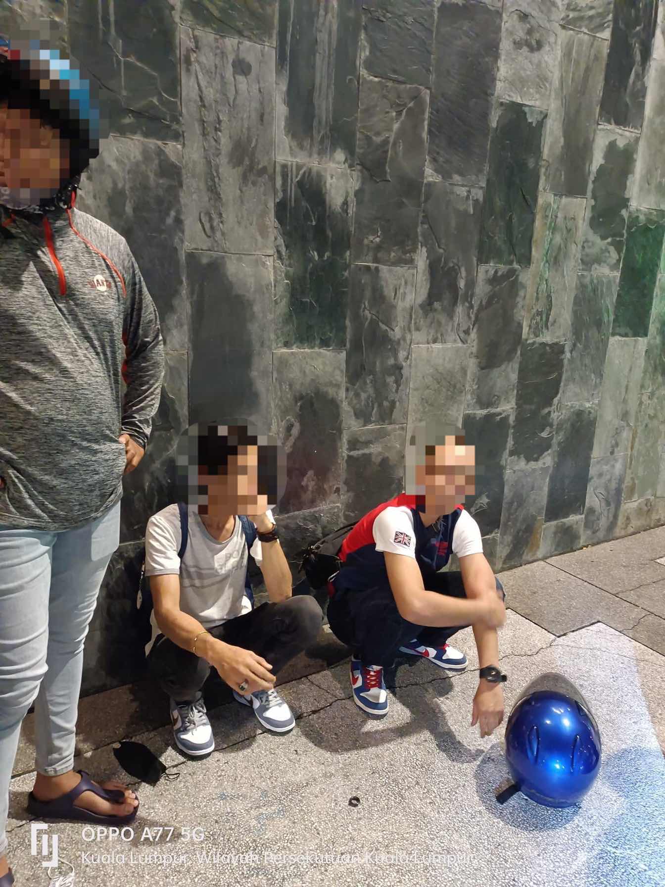 [video] woman gets robbed by 2 snatch thieves in kl, rescued by group of m'sians