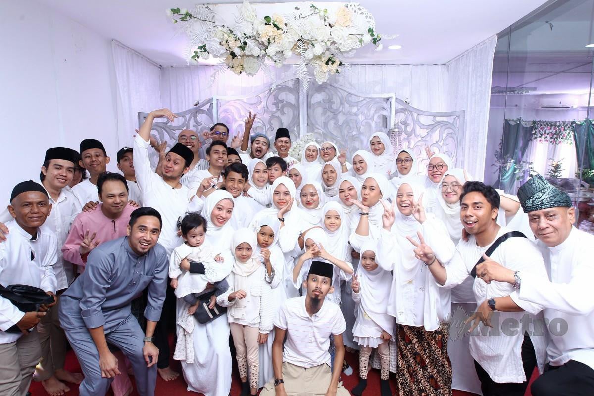 M'sian woman with 44 grandkids and 15 great-grandkids, rohani kassim, poses for family photo