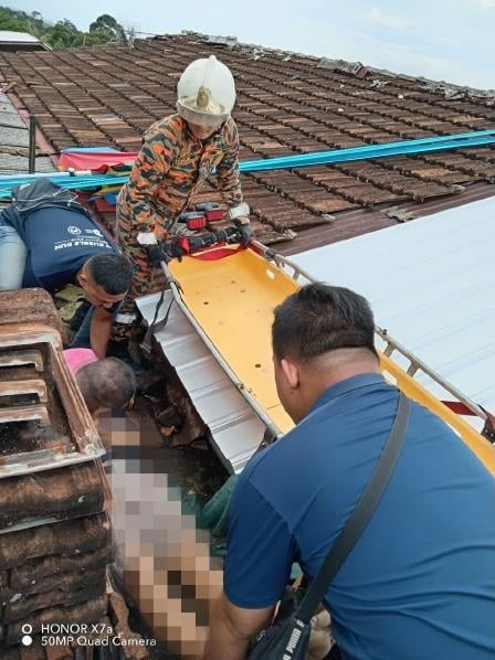60yo m'sian man collapses and dies while fixing his mother's house roof