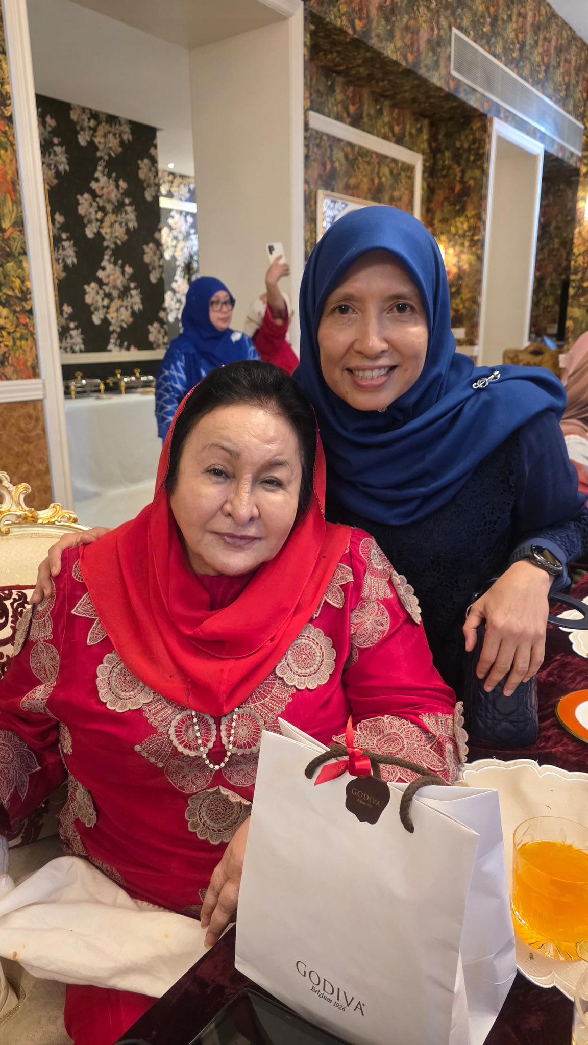 Rosmah with a friend