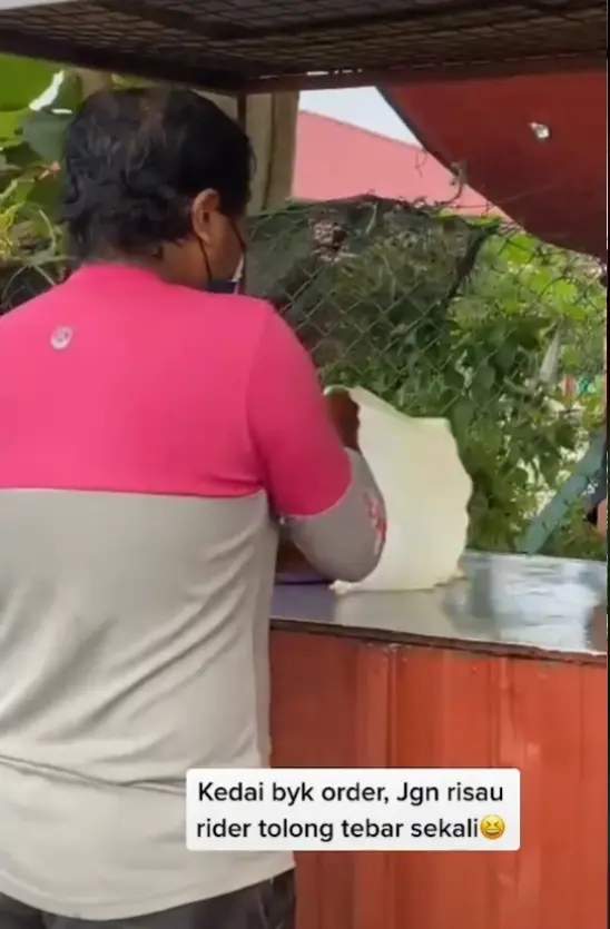 Abang foodpanda makes roti canai to help vendor keep up with mounting orders | weirdkaya
