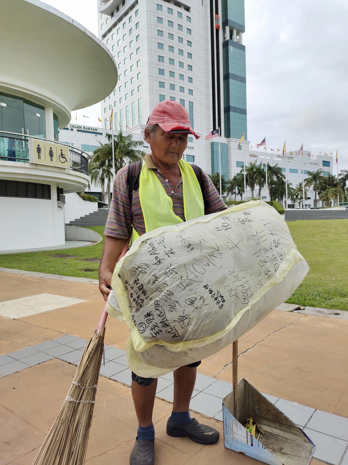 Pdrm officer tramples kongming lantern to stop it from flying during mid-autumn festival